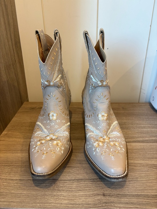 dingo Shoes - Dingo Primrose Western Booties, snip toe Embroidered Beige and Gold